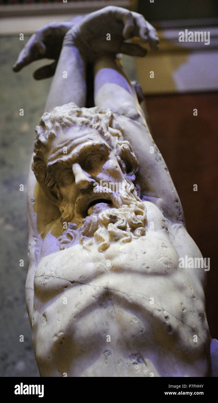 El tormento de Marsyas. Trabajo romano de la 1ª-2ª siglo DC. Mármol. Silenus Marsyas fue castigado por haberse atrevido a desafiar a Apolo para el concurso de música. Fragmento del grupo escultórico del siglo III A.C. El Museo Estatal del Hermitage. San Petersburgo. Rusia. Foto de stock