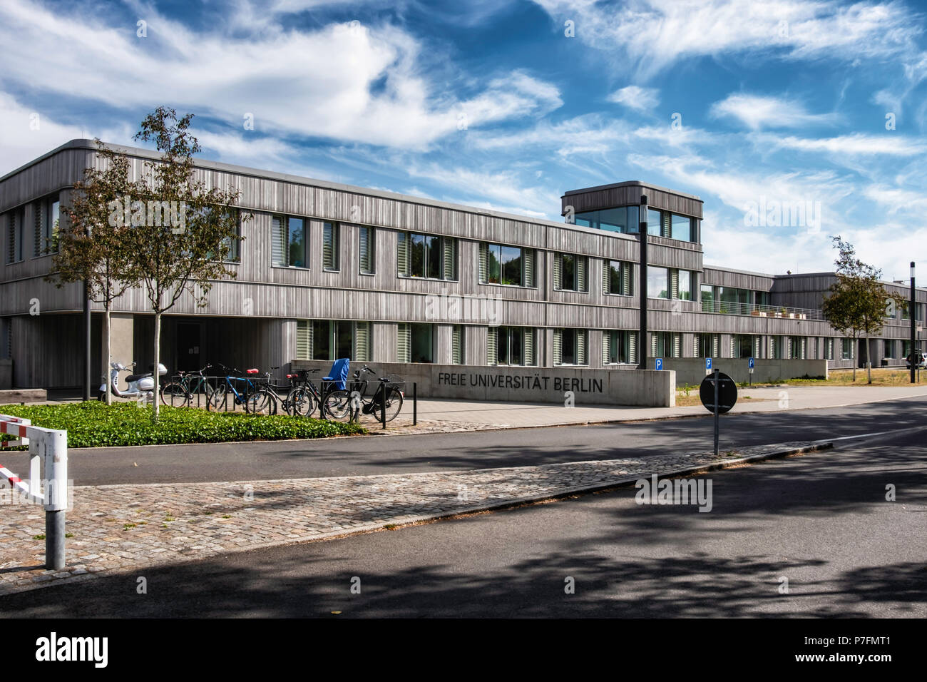 Berlín, FU Freie Universität,Universidad Libre, biblioteca de campus. Edificio moderno con fachada exterior y el revestimiento de madera Foto de stock