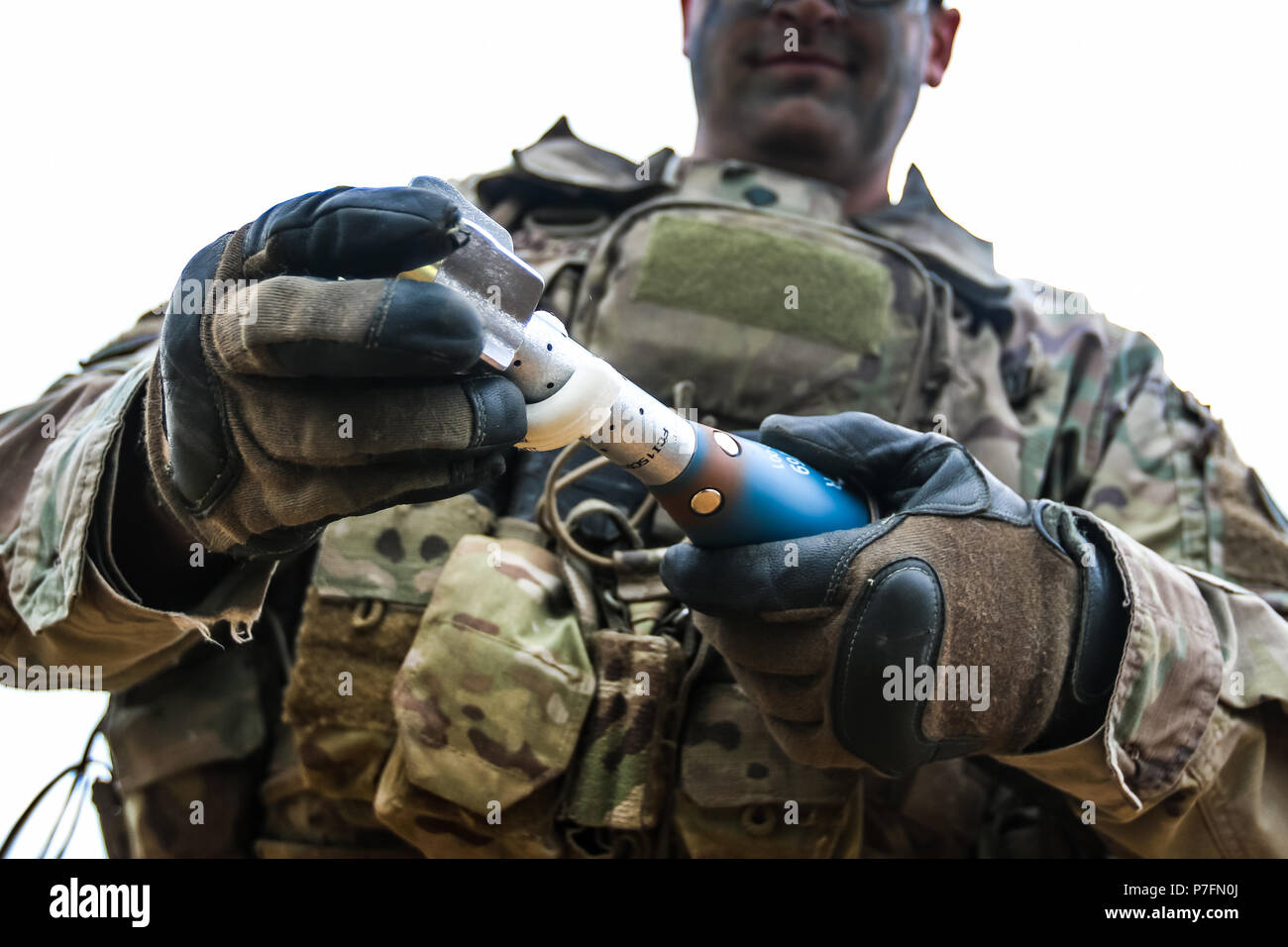 Spc. Clinton McGee, un nativo de Woodstock, Georgia, y soldado de infantería de fuego indirecto con la 1ª Escuadrilla, 2º Regimiento de Caballería, prepara un mortero de 60mm ronda de capacitación que se dispararon durante el primero de una multi-día, multinacional ejercicio con fuego activo de armas combinadas con el grupo de batalla de Polonia en el área de capacitación Piskie Bemowo, Polonia, el 26 de junio de 2018. El grupo de batalla único, Polonia es una coalición multinacional de EE.UU., Reino Unido, croata y soldados rumanos que sirven con el polaco 15ª brigada mecanizada como una fuerza de disuasión en apoyo de la OTAN ha mejorado su presencia hacia delante. (Ee.Uu. Foto del ejército por el SPC. Hubert D. dela Foto de stock