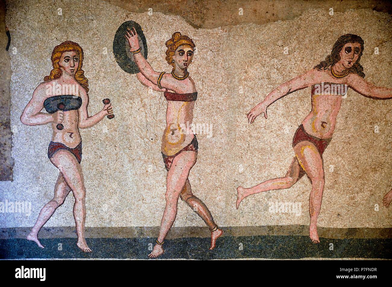 Suelo de mosaico de tres mujeres en bikini durante las actividades deportivas, las chicas Bikini' Hall, Villa Romana del Casale, siglo IV D.C. villa romana Foto de stock