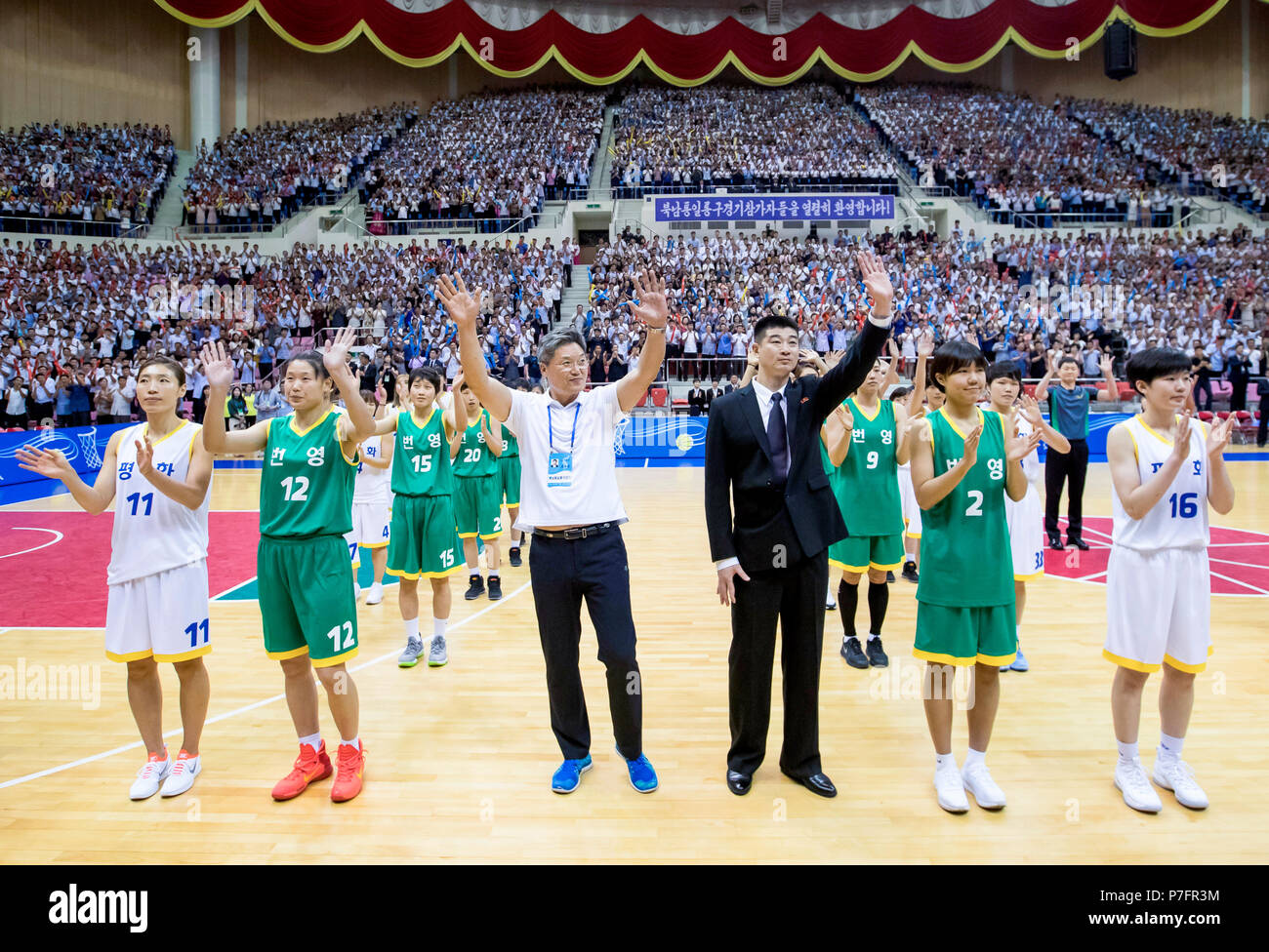 Coincidencia de baloncesto amistoso intercoreano, 5 de julio de 2018 : el entrenador de Corea del Sur Lee Mun-kyu (centro L), Corea del Norte del entrenador Chang Myong-Jin centro (R) y los jugadores de Corea del Sur y Corea del Norte reconoce los fans de Corea del Norte tras su intercoreana amable mujer coinciden al baloncesto Ryugyong Chung Ju-yung gimnasio en Pyongyang, Corea del Norte. El 100-fuerte delegación surcoreana de atletas, entrenadores, funcionarios de gobierno y periodistas llegaron a Pyongyang el 3 de julio para los partidos que no se han llevado a cabo en 15 años. Crédito: Prensa en Pyeongyang Piscina/AFLO/Alamy Live News Foto de stock