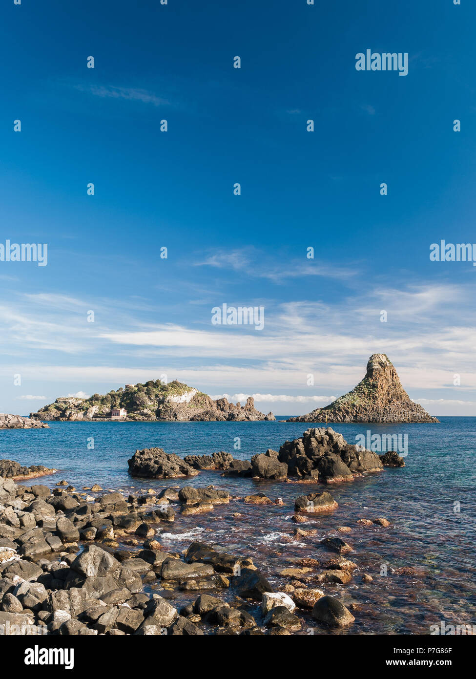 Isla Lachea y una pila de mar, las características geológicas Acitrezza (Sicilia). Foto de stock