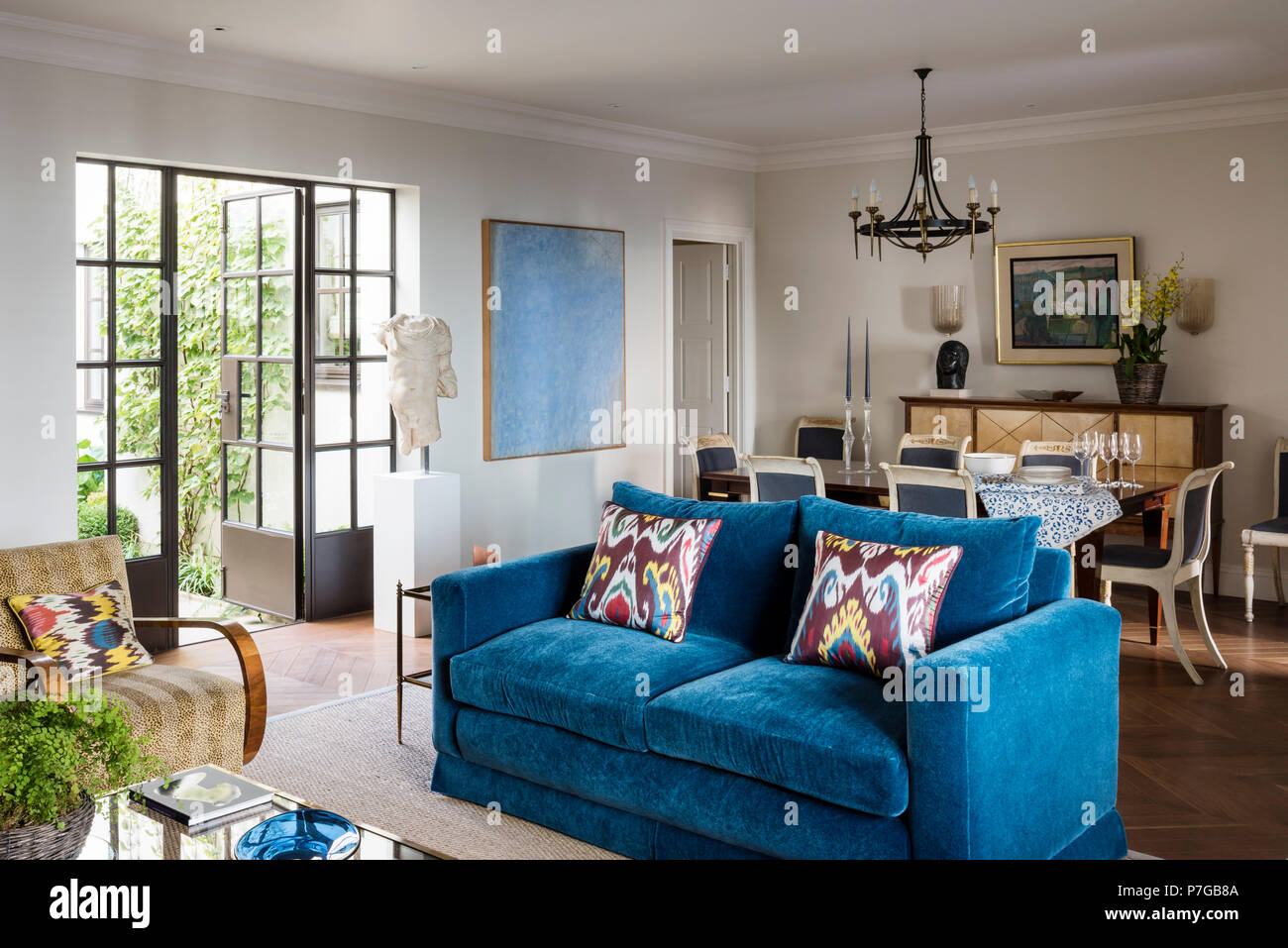 Sandalias Gorrión engranaje Sofá azul en estilo rústico salón Fotografía de stock - Alamy