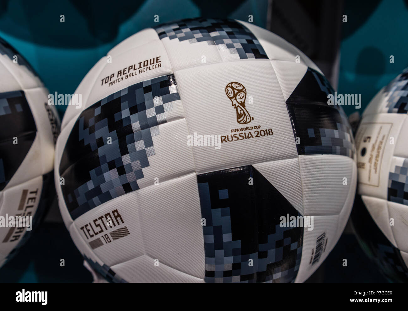El 2 de julio de 2018 Moscú, Rusia balón oficial de la Copa Mundial de la 2018 Adidas Telstar 18 Fotografía de stock -
