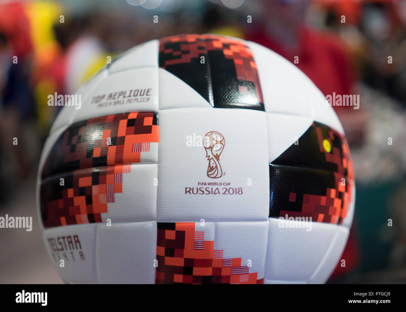 El 2 de julio de 2018 Moscú, Rusia el balón oficial de la Copa Mundial de  la FIFA Football 2018 juegos del playoff Adidas Telstar Mechta Fotografía  de stock - Alamy