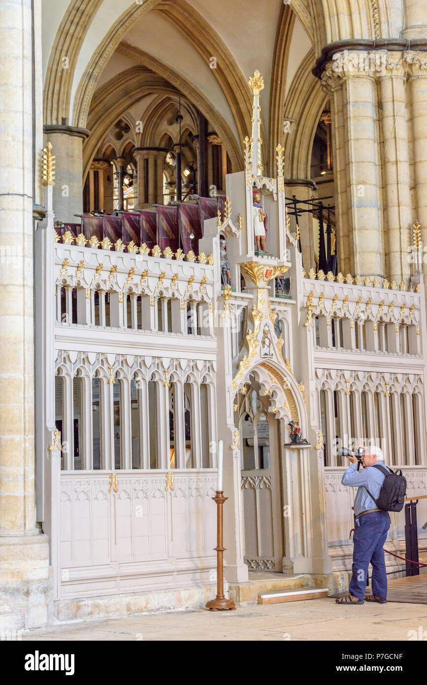 El hombre toma una foto a la entrada de las fuerzas militares (ejército, armada y fuerza aérea) capillas laterales de la catedral medieval, Lincoln, Inglaterra. Foto de stock