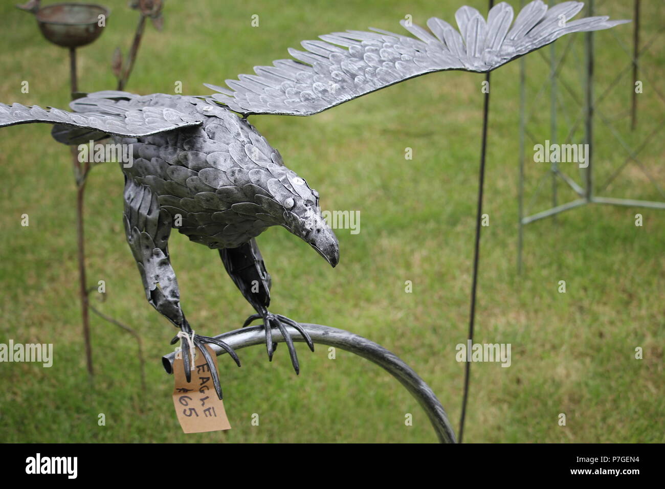 Escultura de plumas de águila metálica fotografías e imágenes de alta  resolución - Alamy