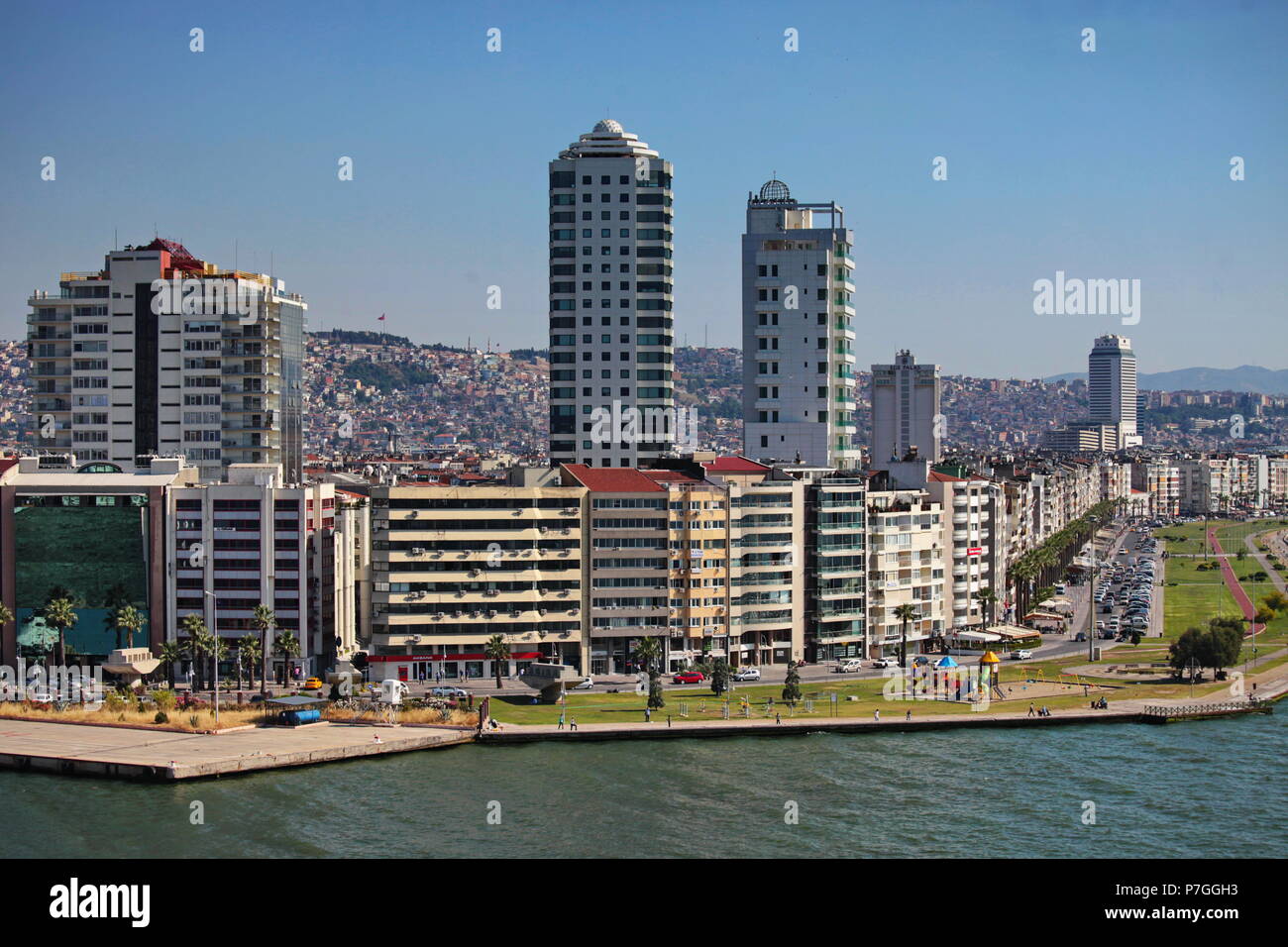 IZMIR, Turquía - Junio 22, 2011: Vista panorámica de la costa de Izmir, Turquía Foto de stock