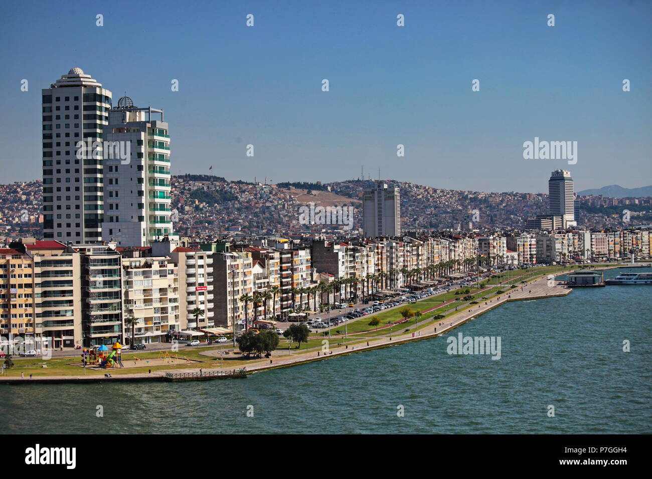 IZMIR, Turquía - Junio 22, 2011: Vista panorámica de la costa de Izmir, Turquía Foto de stock