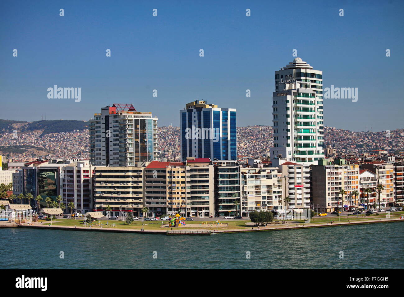 IZMIR, Turquía - Junio 26, 2015: Vista panorámica de la costa de Izmir, Turquía Foto de stock