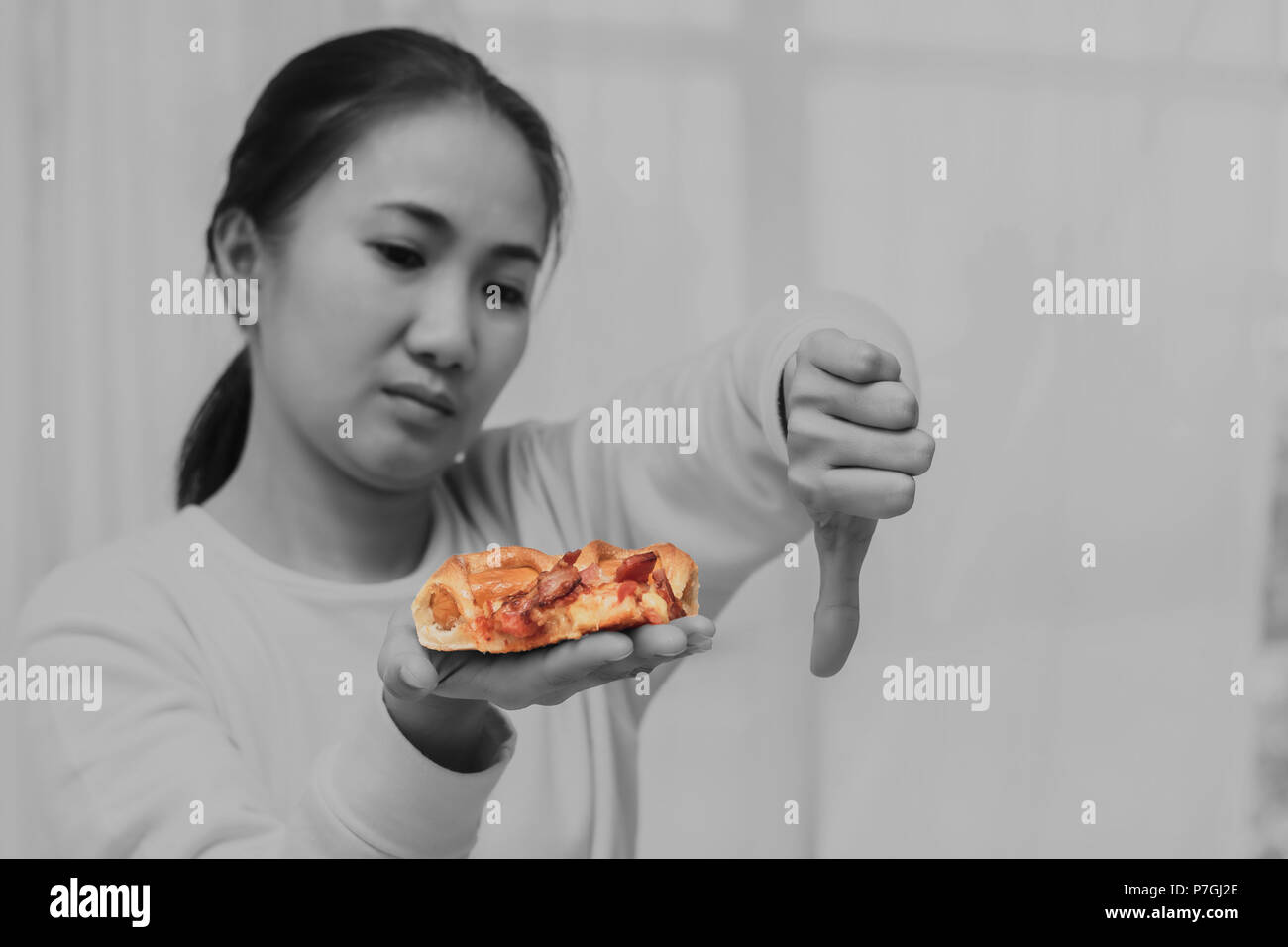 Mujer Asiática en la dieta para la buena salud concepto.decir no pizza y comida basura.el tono de color Foto de stock