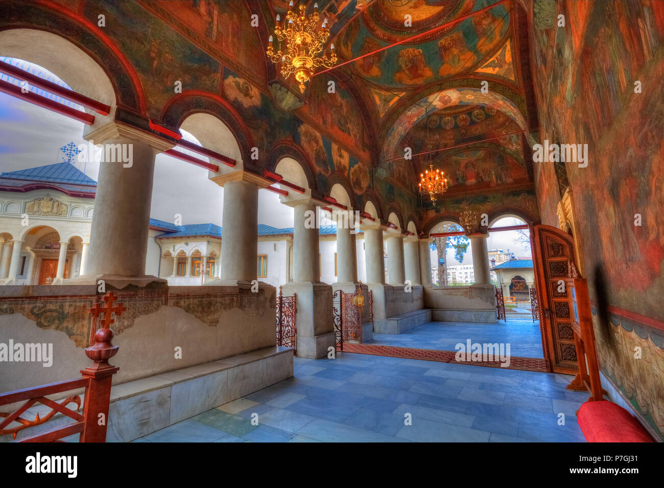 Pinturas artísticas con temas religiosos en el vestíbulo de la iglesia patriarcal en Bucarest, Rumania, Europa oriental Foto de stock