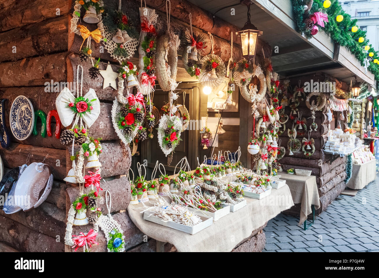 Souvenirs artesanales tradicionales en el mercado de Navidad de la ciudad de Bucarest, Rumania Foto de stock