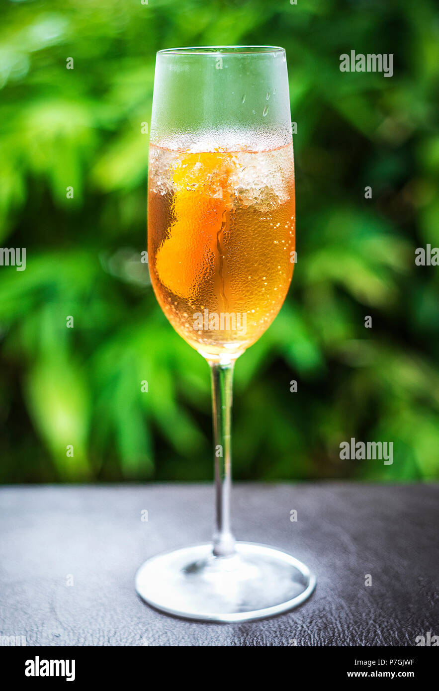 Licor de Naranja y champagne cocktail en vidrio fuera en el jardín  Fotografía de stock - Alamy