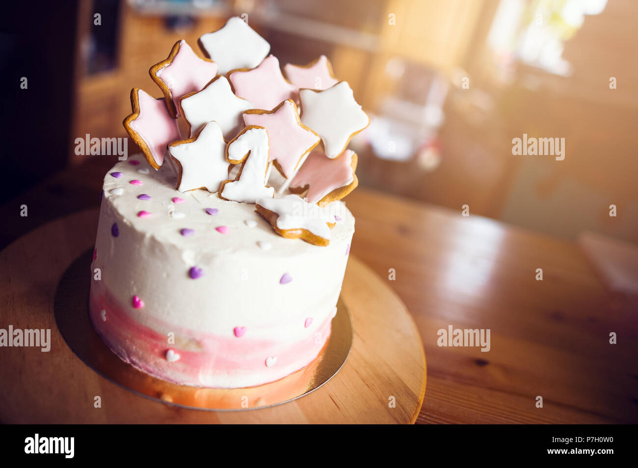 Tarta de Cumpleaños moderno con pan de jengibre, estrellas y número uno Foto de stock