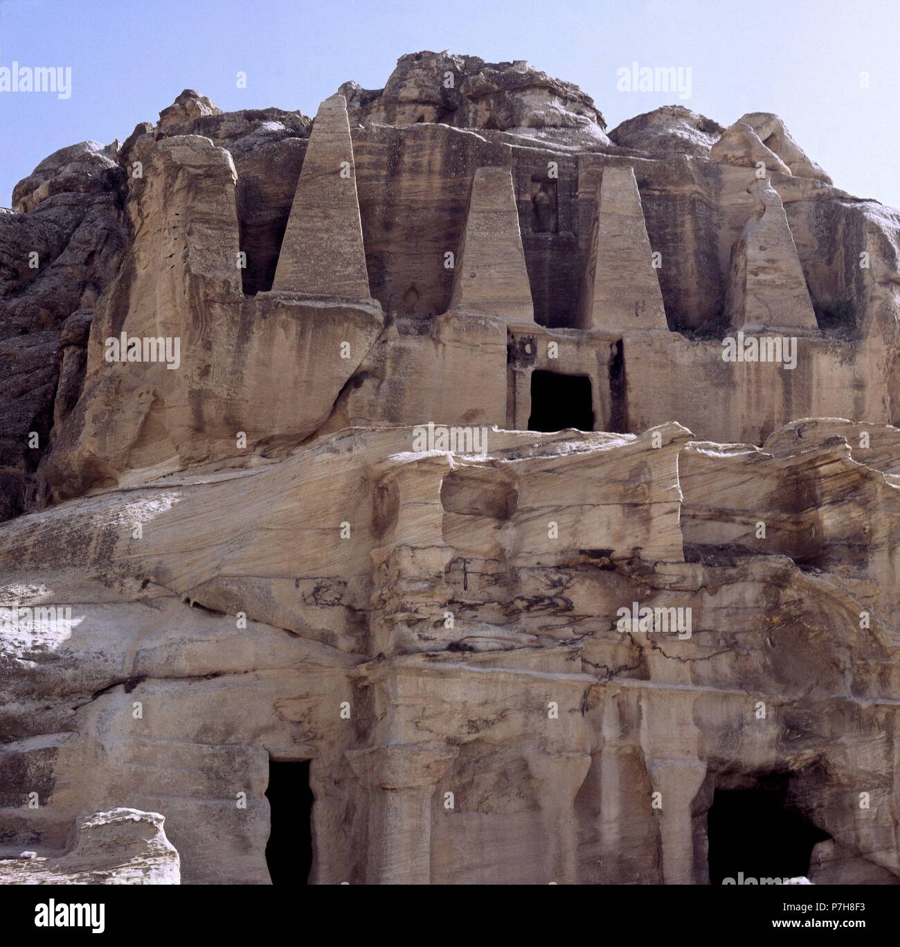 La Tumba de los obeliscos (ARRIBA) y triclinio de Bab elSIQ. Ubicación