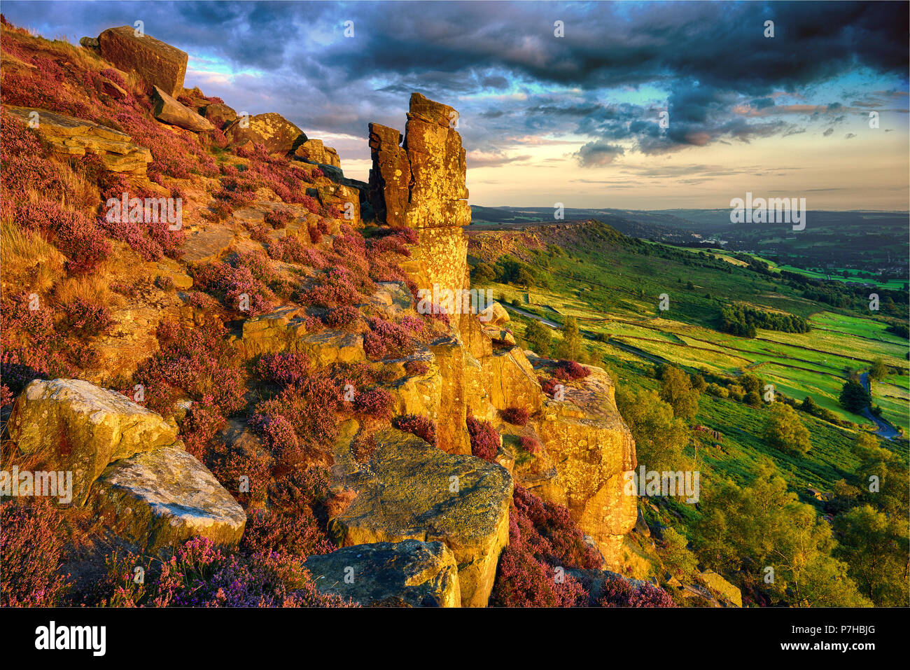 La Roca Pináculo al atardecer, Curbar Edge, Inglaterra Foto de stock