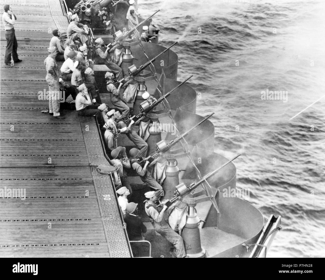 Taladro de 20 mm de artillería en el USS Enterprise (CV-6) 1942. Foto de stock