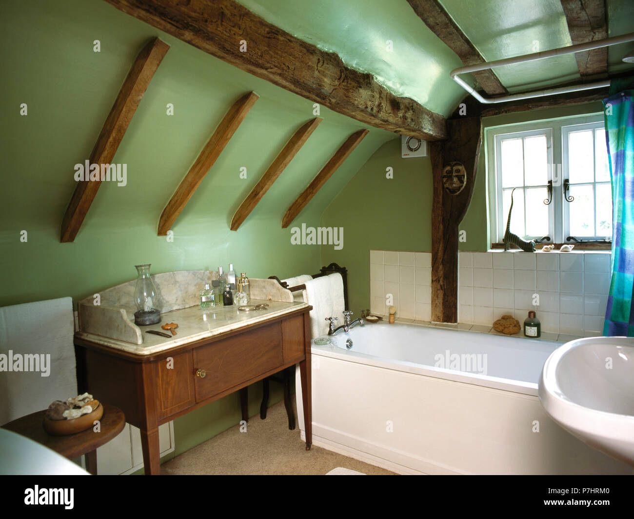 Baño del ático fotografías e imágenes de alta resolución - Alamy