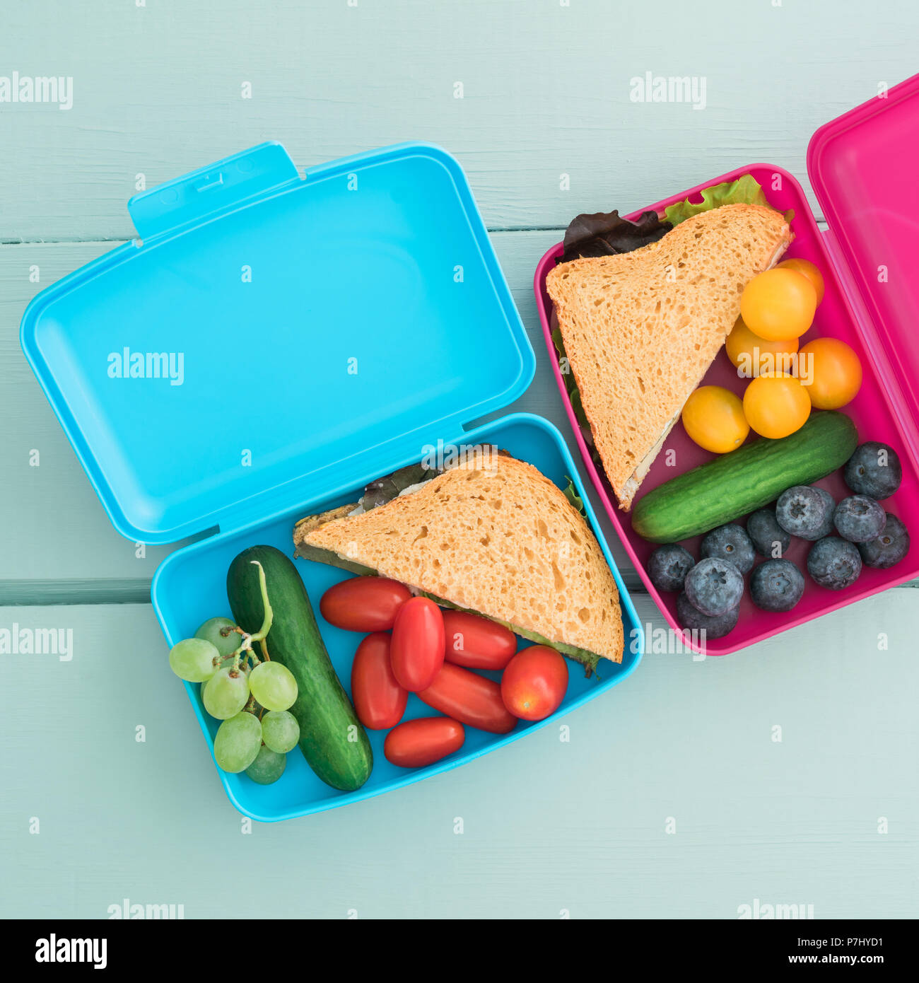 Almuerzos Escolares Saludables para Niños con sándwich y verduras y frutas  frescas Fotografía de stock - Alamy