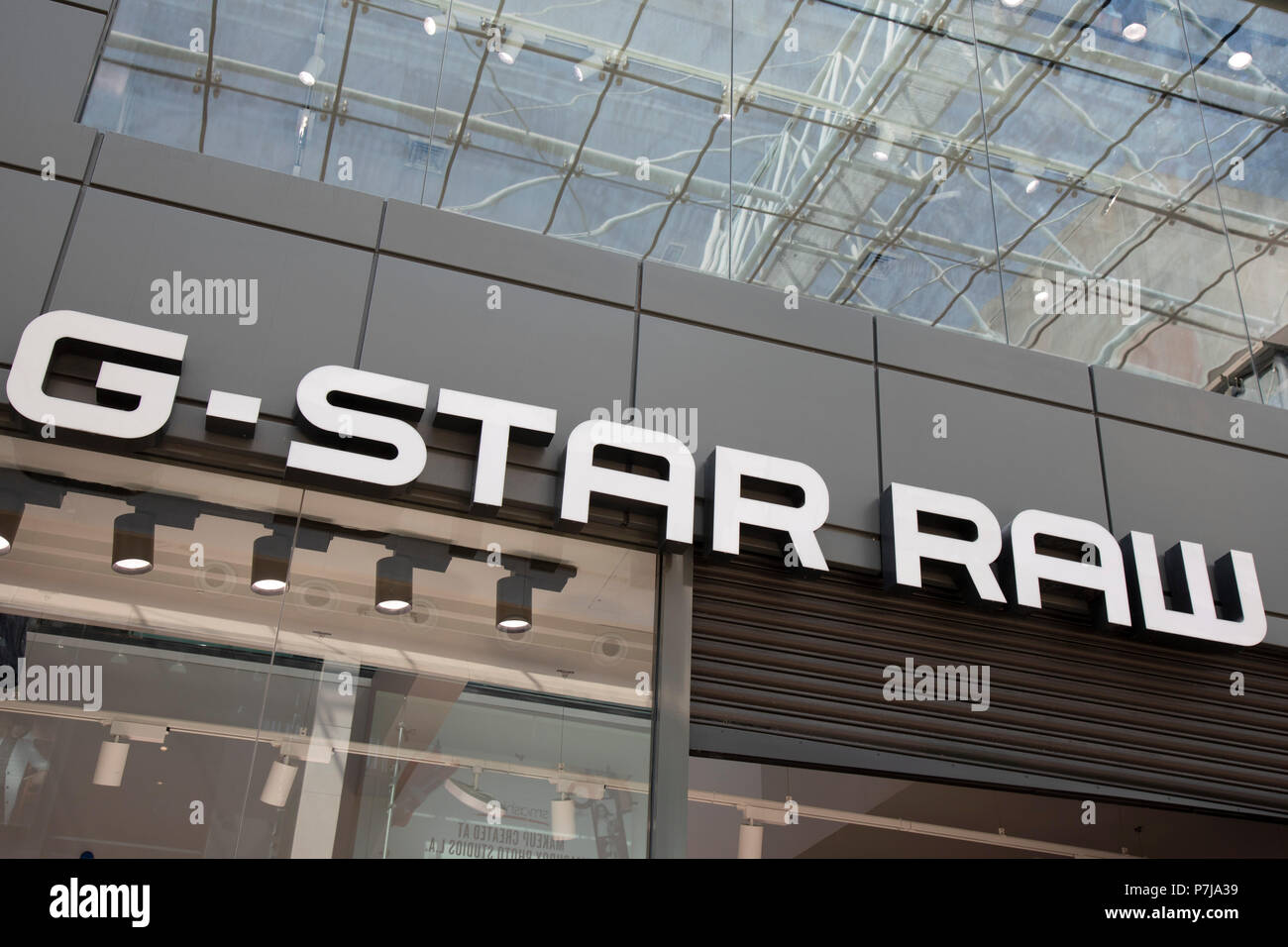 Firmar por la calle alta marca de ropa G-Star Raw en Birmingham, Reino  Unido Fotografía de stock - Alamy