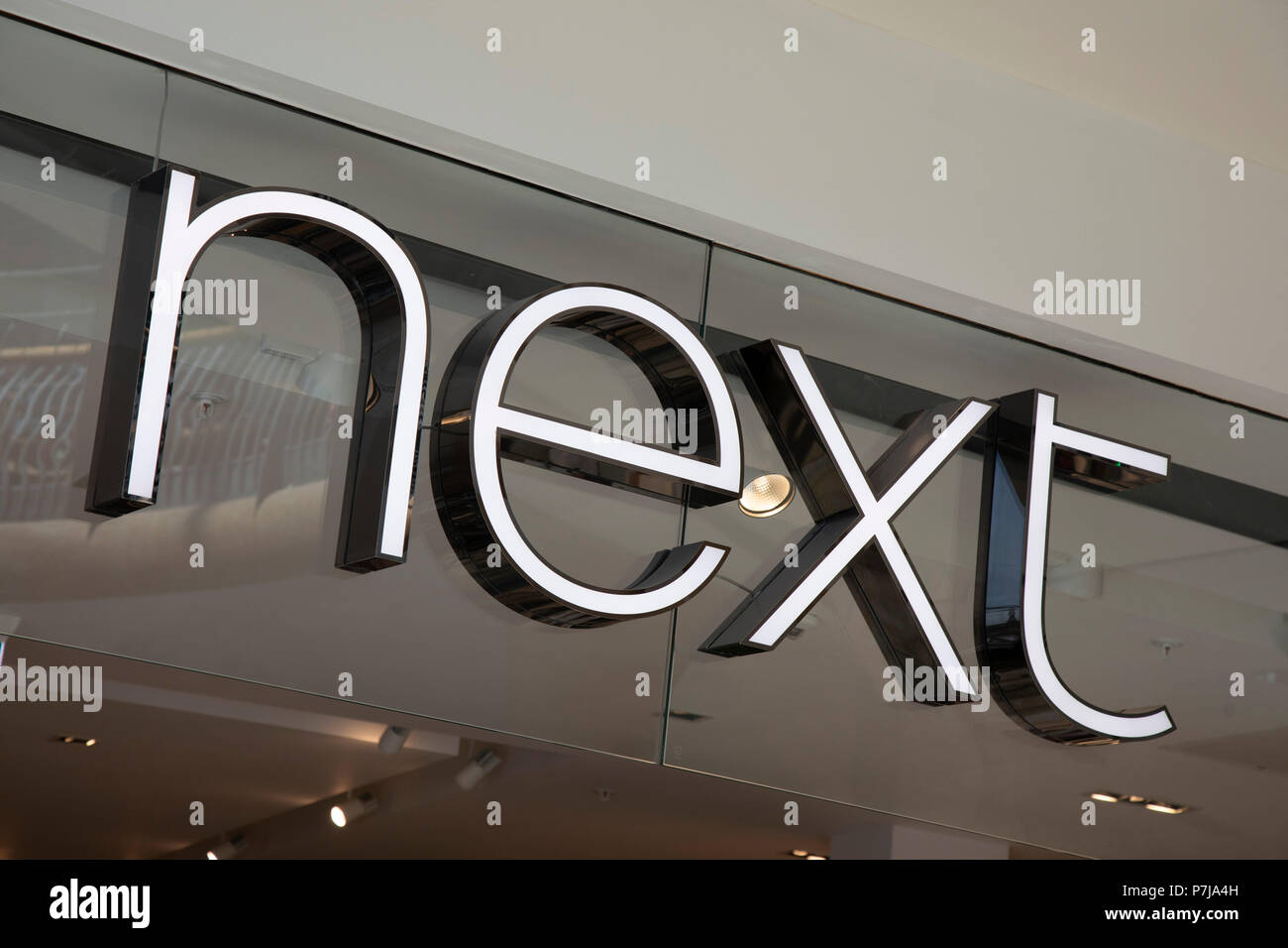 Señal para la marca de ropa Next en Birmingham, Reino Unido Fotografía de  stock - Alamy