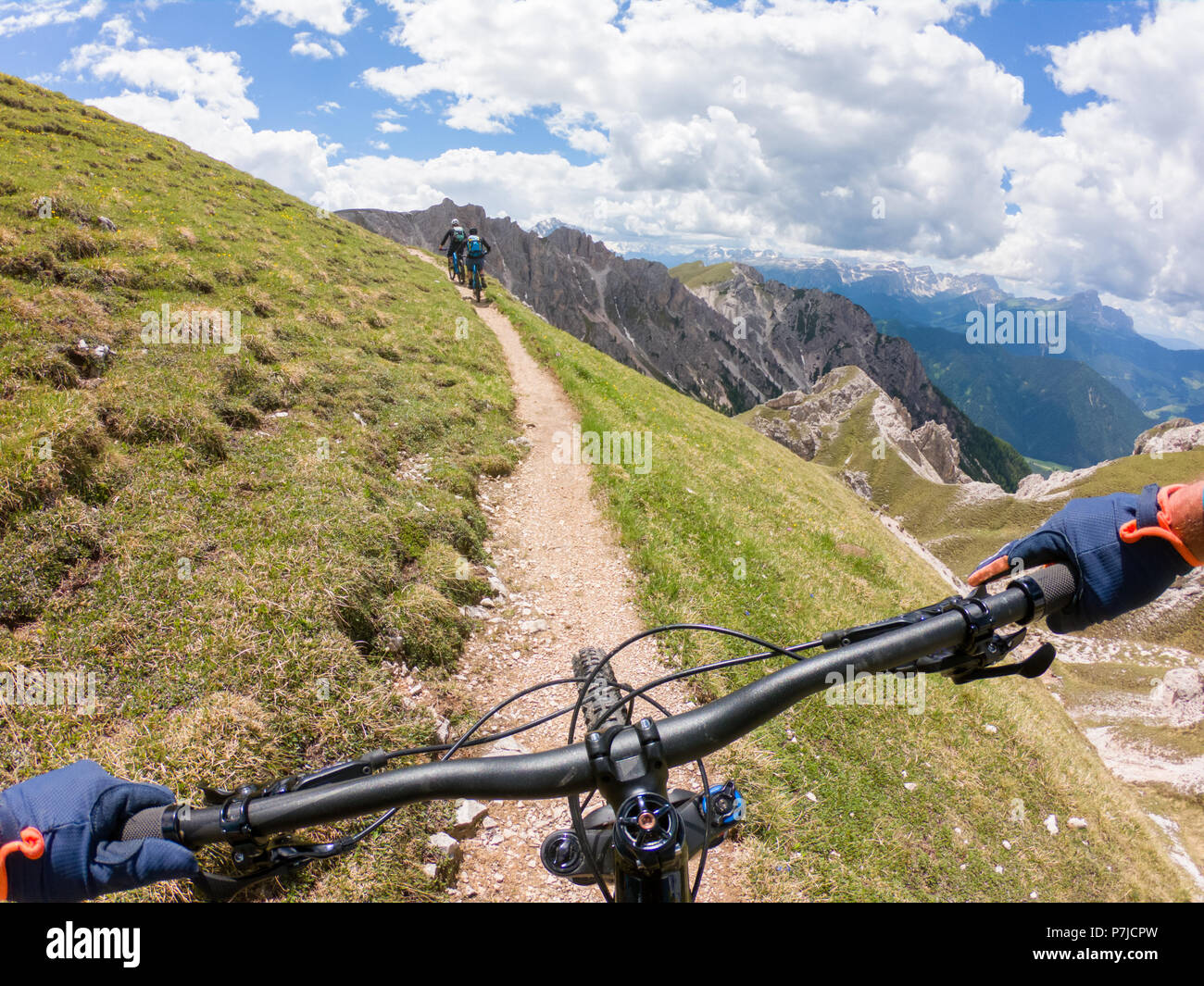 Tres hombres, ciclismo de montaña, Fanes-Sennes-Braies, Parque Nacional Dolomitas, Trentino, Tirol del Sur, Italia Foto de stock