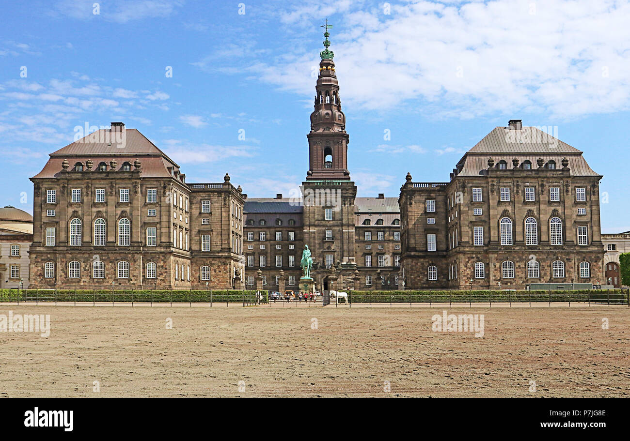 Copenhague, Dinamarca - 17 de mayo de 2018, el barroco palacio de Christiansborg en Copenhague, la casa del Parlamento Danés con la torre. Construido durante 1907-1 Foto de stock