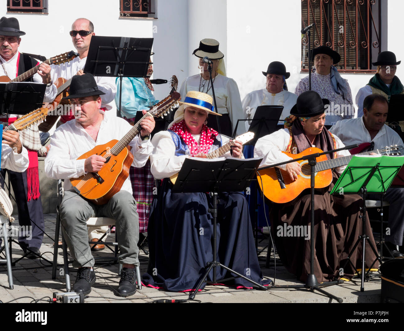 Tenerife, Islas Canarias - Santiago del Teide. Folk tradicional banda  tocando música canaria Fotografía de stock - Alamy