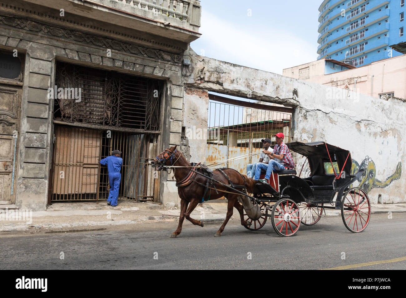 Las carretas tiradas por caballos, conocida localmente como coches para alquilar en La Habana, Cuba Foto de stock