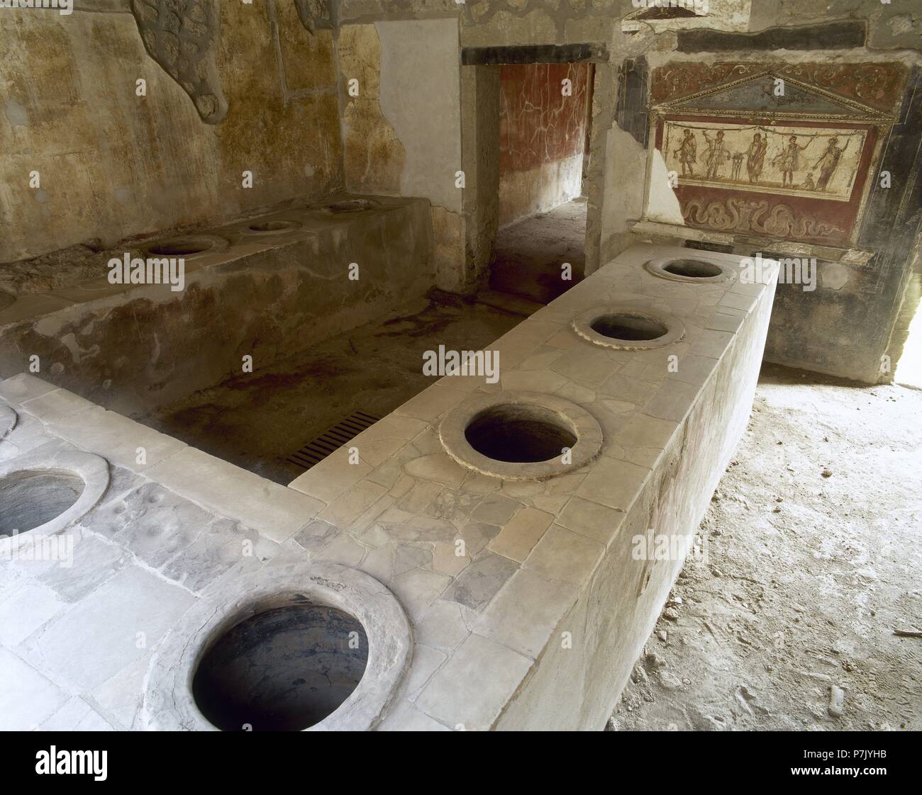 Pompeya. De Asellina Thermopolium. Barra de bar con agujeros para colocar las ánforas que contenían bebidas. La región de Campania, Italia. Foto de stock