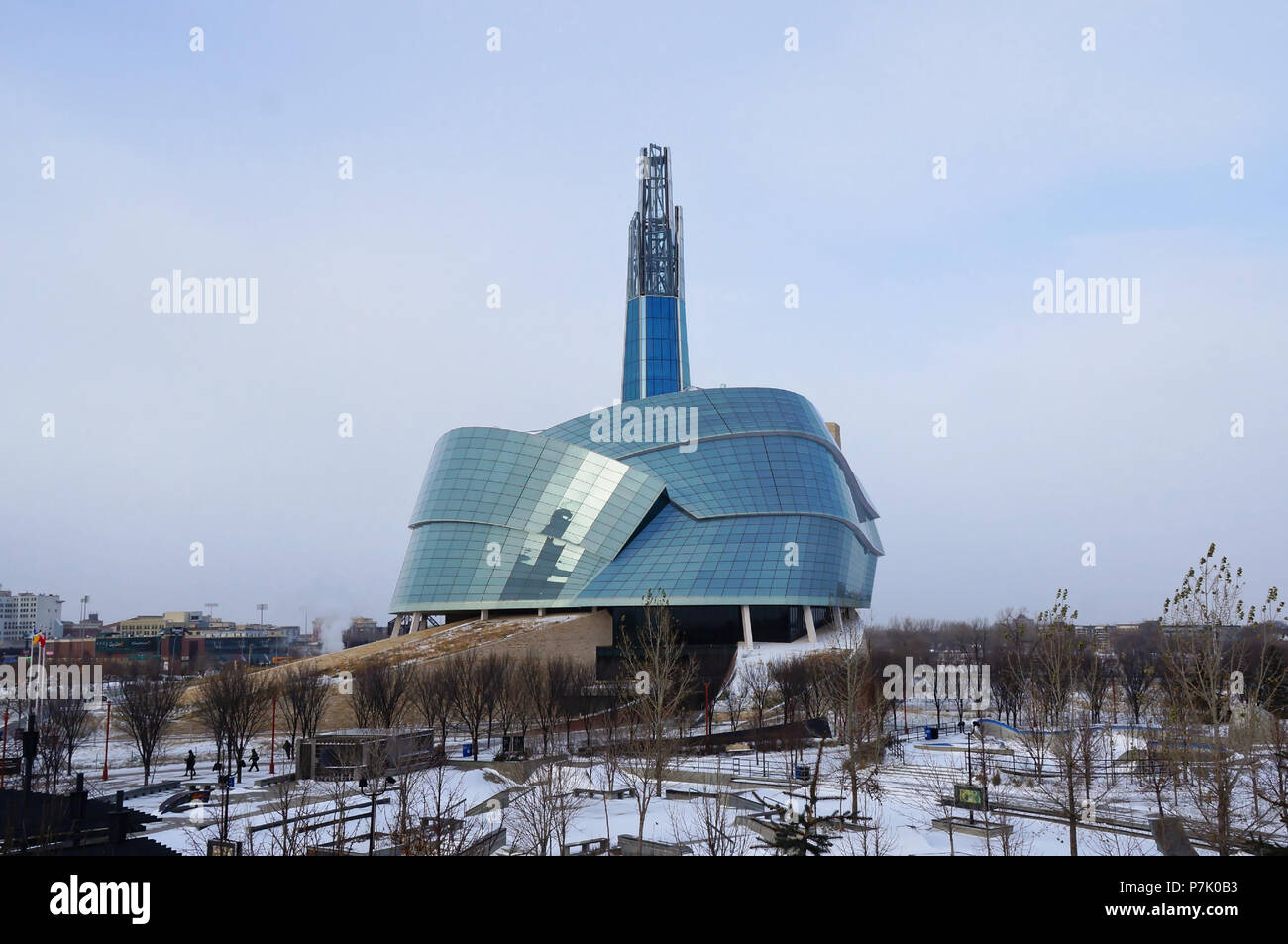 WINNIPEG, Canadá - Invierno 2014-11-18: ver en el Museo Canadiense de Derechos Humanos. CMHR es un museo nacional en Winnipeg, Manitoba, adyacente a la famosa Winnipeg s Historic Site las horquillas Foto de stock