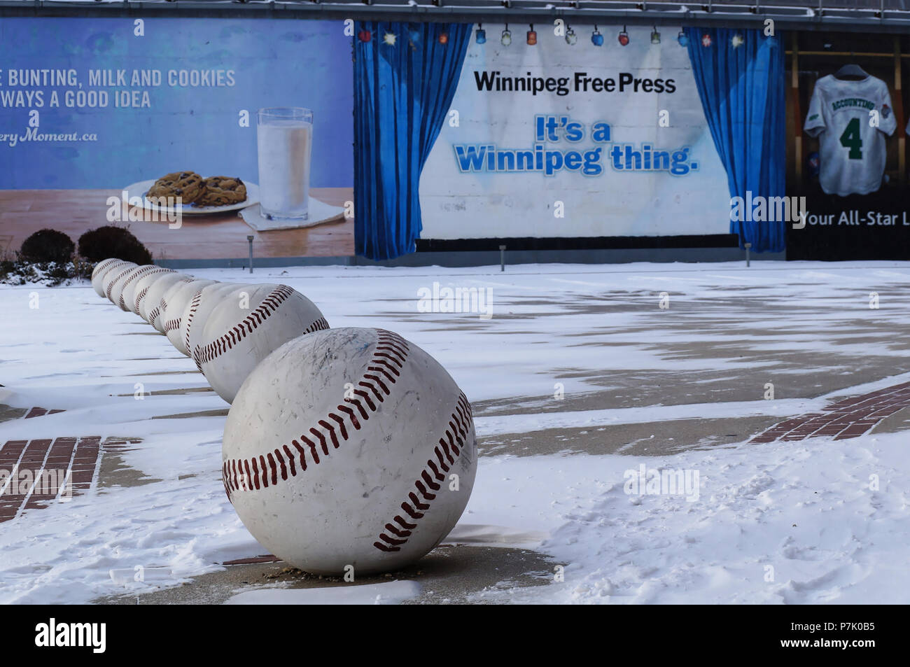 WINNIPEG, Canadá - 2014-11-18: Street Art, instalación de pelotas cerca de Winnipeg Goldeyes club de béisbol. El Winnipeg Goldeyes son un equipo de béisbol profesional basado en Winnipeg, Manitoba, Canadá Foto de stock