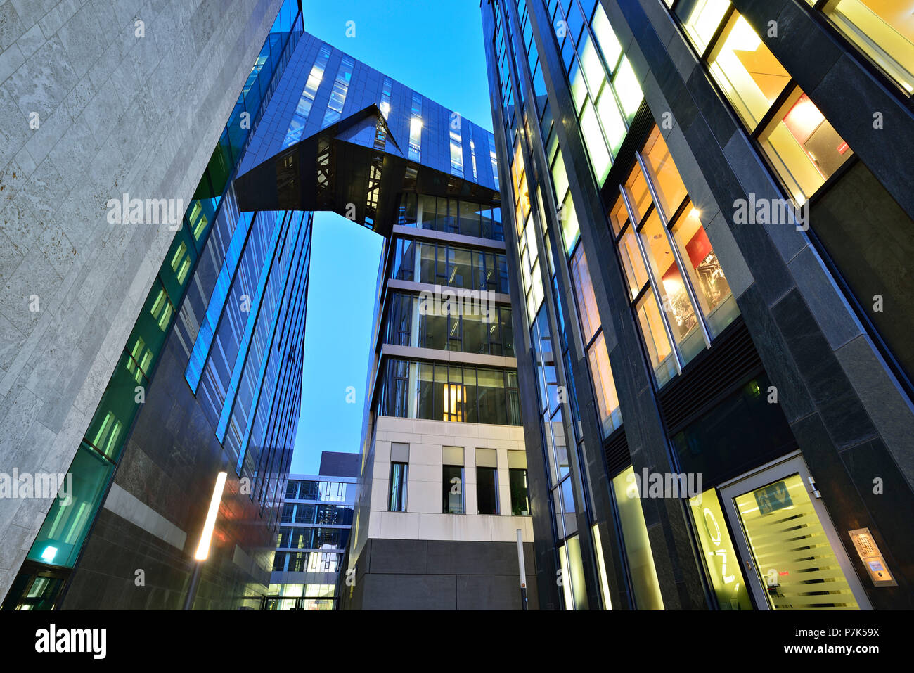 Alemania, en el Estado federado de Sajonia, Leipzig, moderna arquitectura en el campus, la izquierda, el anochecer Paulinum Foto de stock