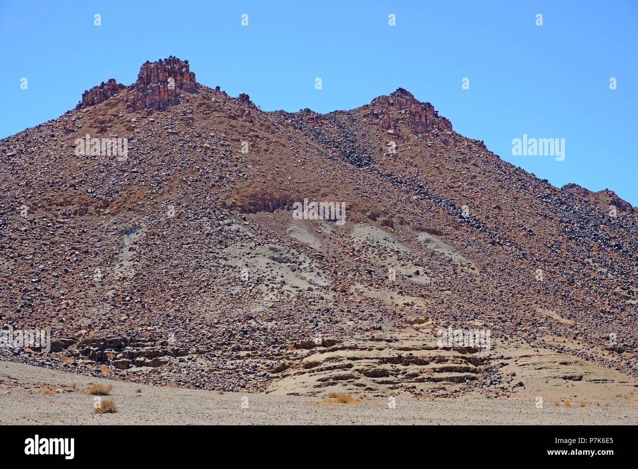 Altamente erosionada, rico de formas, desértico inliers en la Reserva Natural Aussenkehr, Namibia, Oranje Foto de stock