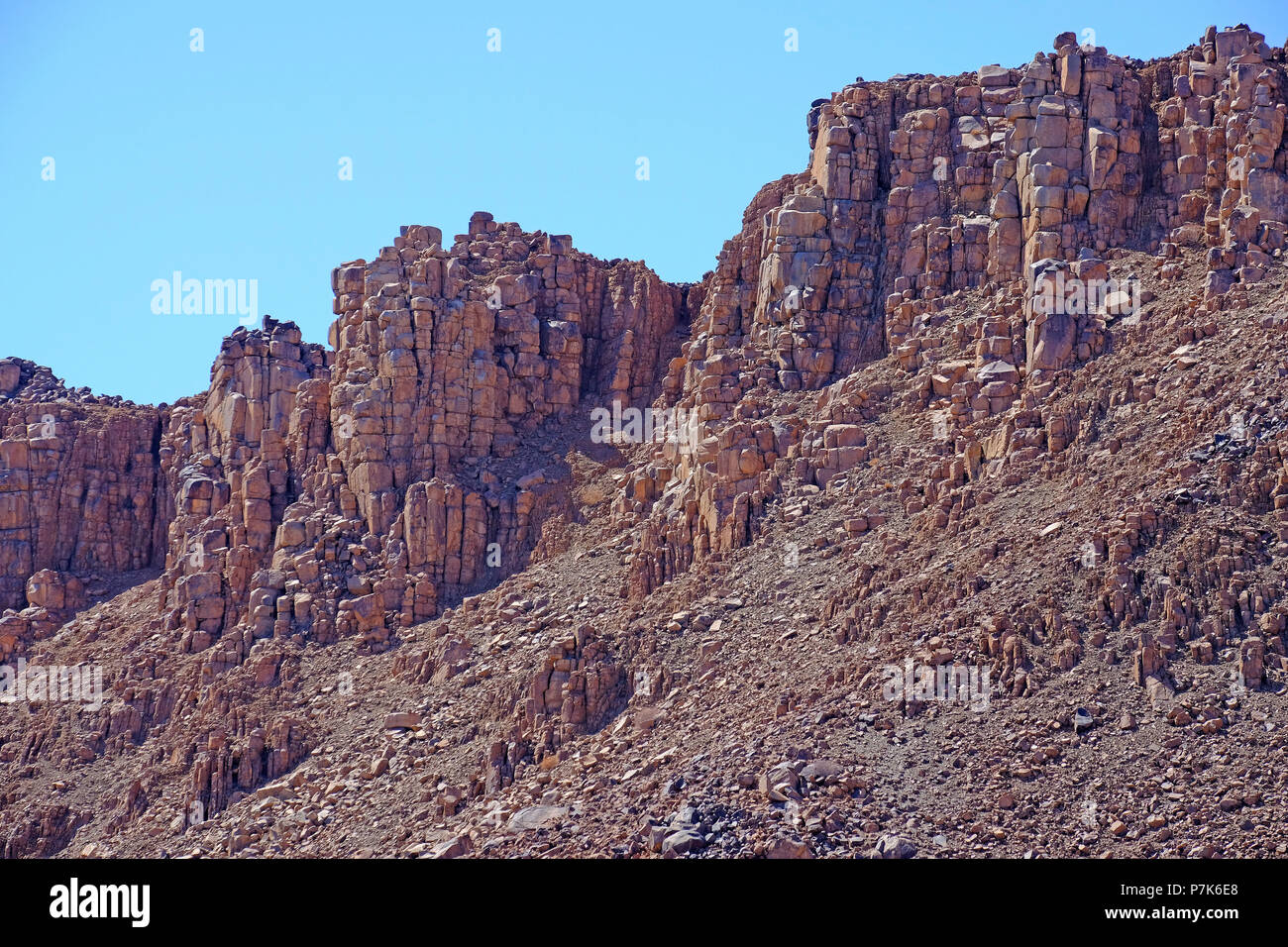 Altamente erosionada, rico en formas, destaca entre los pilares de roca roca de deslizamiento en la reserva Natur Aussenkehr, Namibia, Oranje Foto de stock