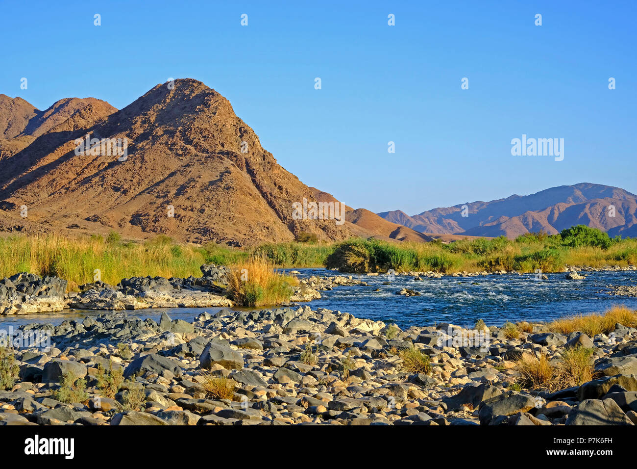 Pedregoso cauce del río Orange / Oranjerivier (borde río) en Richtersveld, lado opuesto de Namibia, Namaqua, Sudáfrica Foto de stock