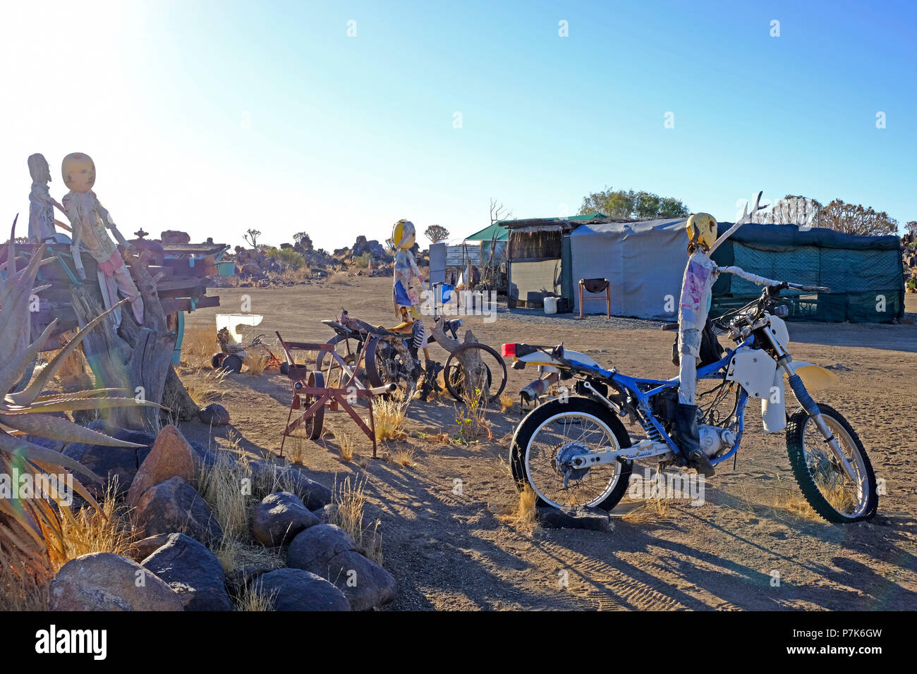 Garas Camp Camping con muchas antiguas, imaginativa, equipo y vehículos convertidos y life-size maniquíes en Namibia cerrar Keetmanshoop Foto de stock