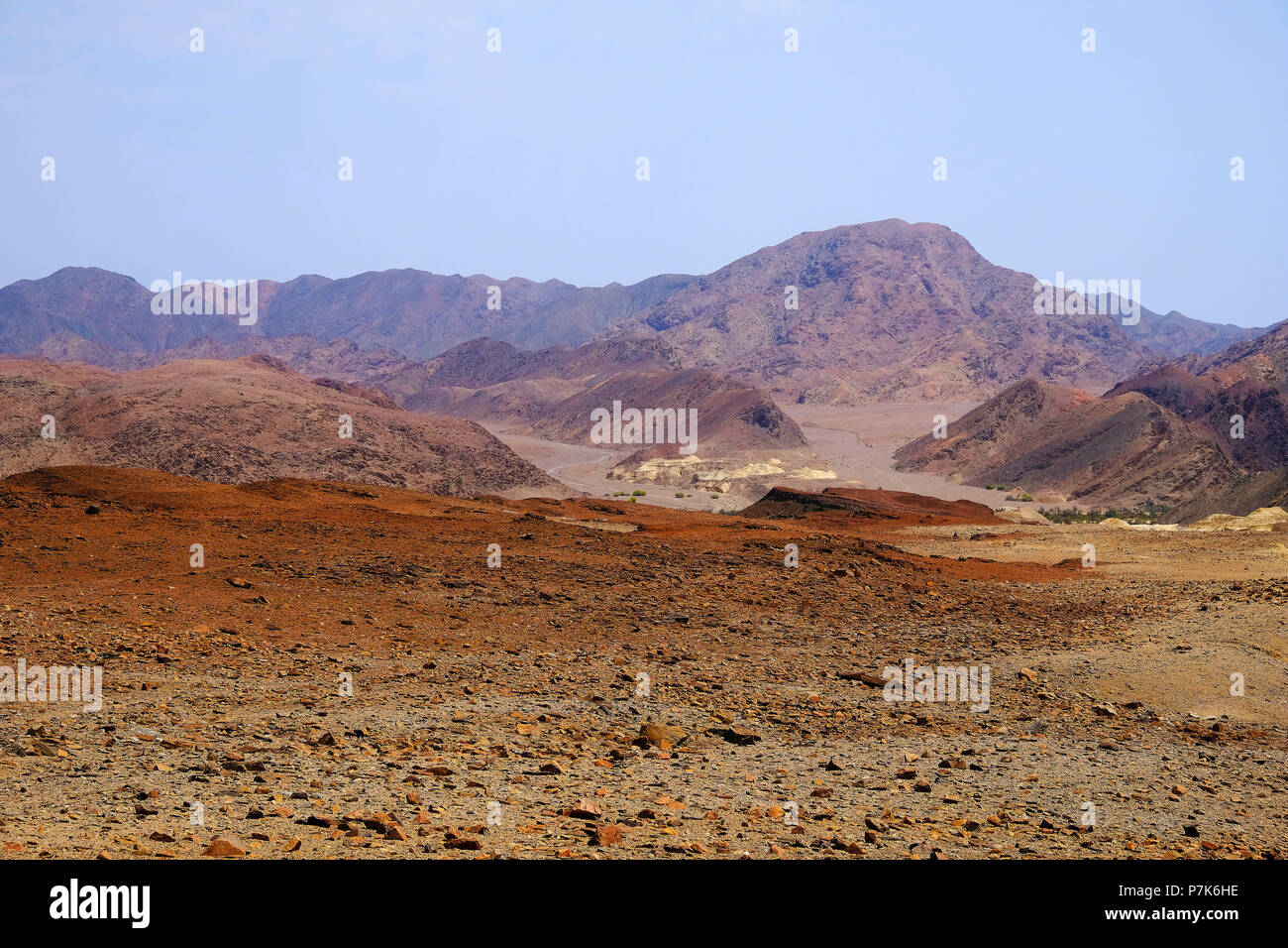 Paisaje con montañas rocosas marlstones depósitos en el río Hoarusib Foto de stock