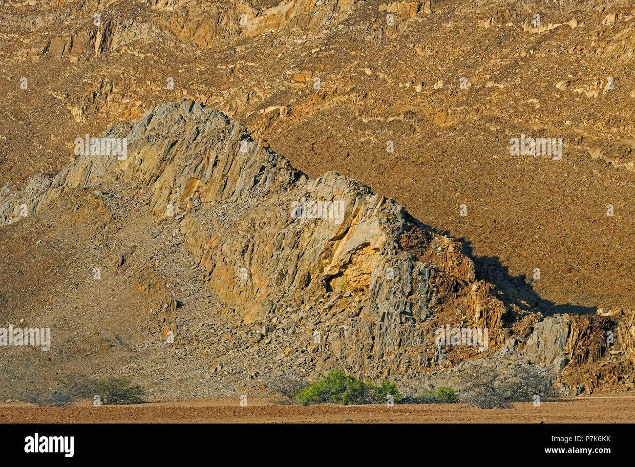 Altamente erosionada, onduladas crestas rocosas desplegada sobre un río seco de Brandber Oeste en Namibia, Damaraland Foto de stock