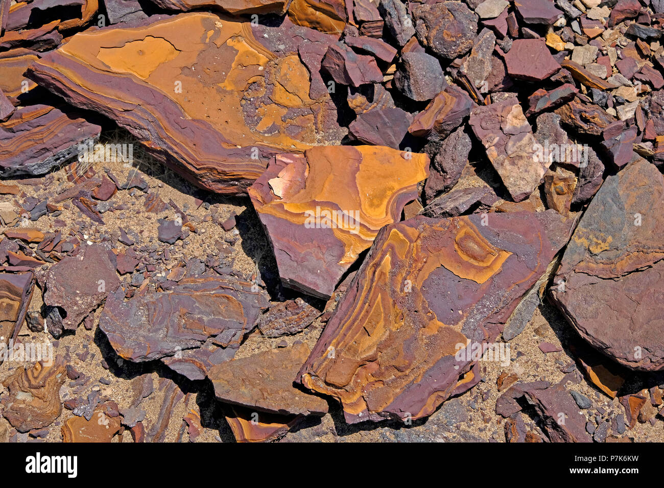 Fina, fragmentos de ropa de cama de colores erosionados en un talud de roca erosionado en Namibia, Damaraland Foto de stock