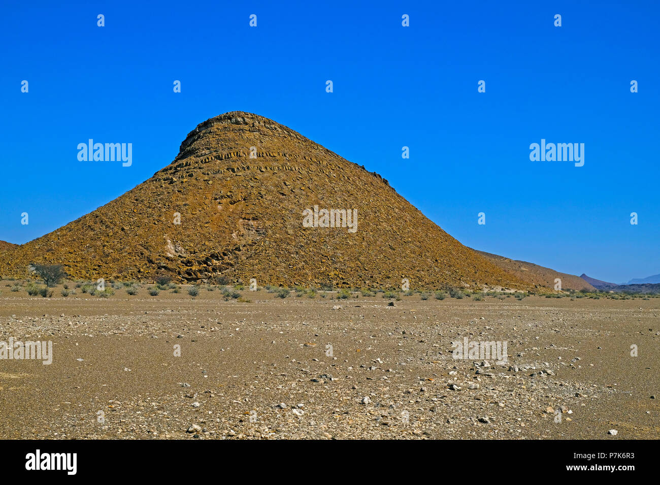 Altamente erosionada hill de deslizamiento del rock en llanuras gibber en la zona Brandberg-West en Namibia Foto de stock