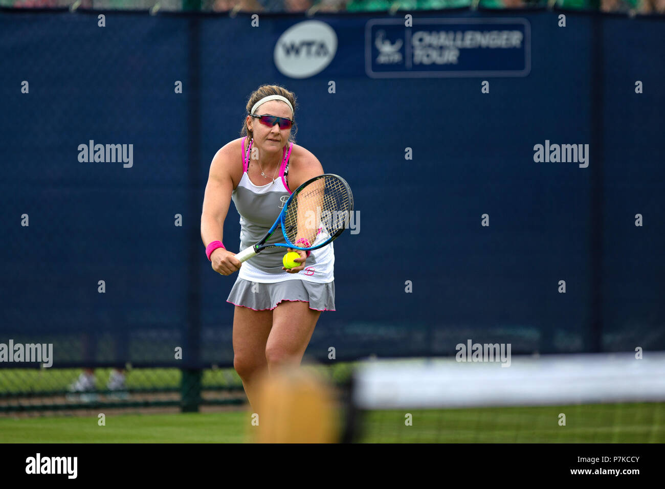 Abigail Spears, jugador de tenis profesional y duplica el especialista, se  prepara para servir durante un partido de dobles hacia el final de su  carrera en 2018 Fotografía de stock - Alamy
