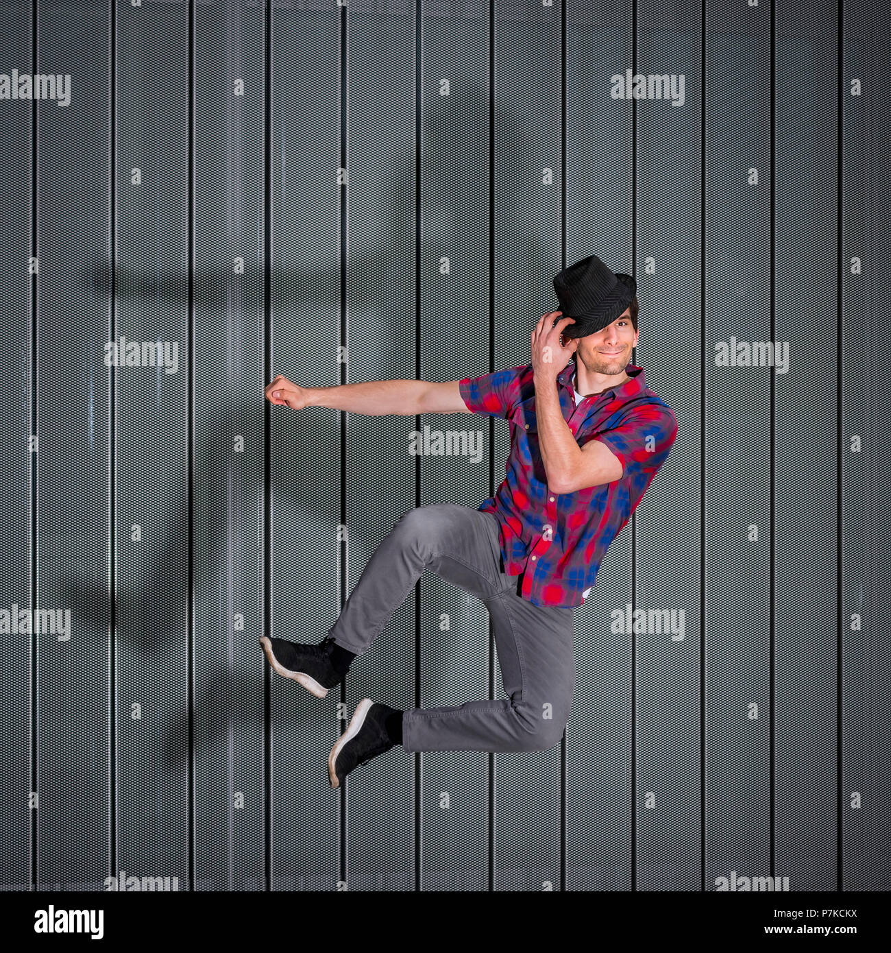 Jumping man con silueta, estilo de vida, de 24 años de edad, entorno urbano Foto de stock