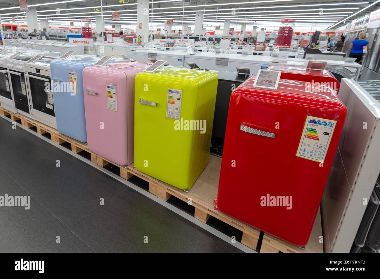 Ingolstadt, Alemania. 06 Julio, Los frigoríficos están en exhibición en la tienda de Media Markt. Crédito: Armin Live News Fotografía de stock - Alamy