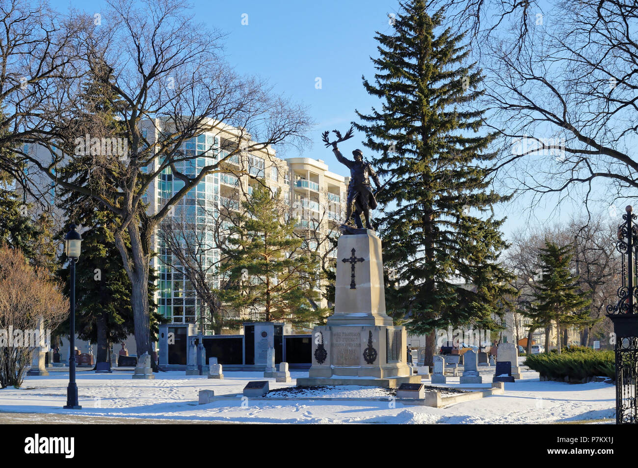 Winnipeg, Manitoba, Canadá - 2014-11-18: Monumento. Aux Fran ais de l'ouest morts pour leur Patrie 1914-1918 - un monumento conmemorativo dedicado a los Canadienses Occidental de habla francesa que murieron combatiendo en la Primera y Segunda Guerra Mundial por la liberación de Francia Foto de stock