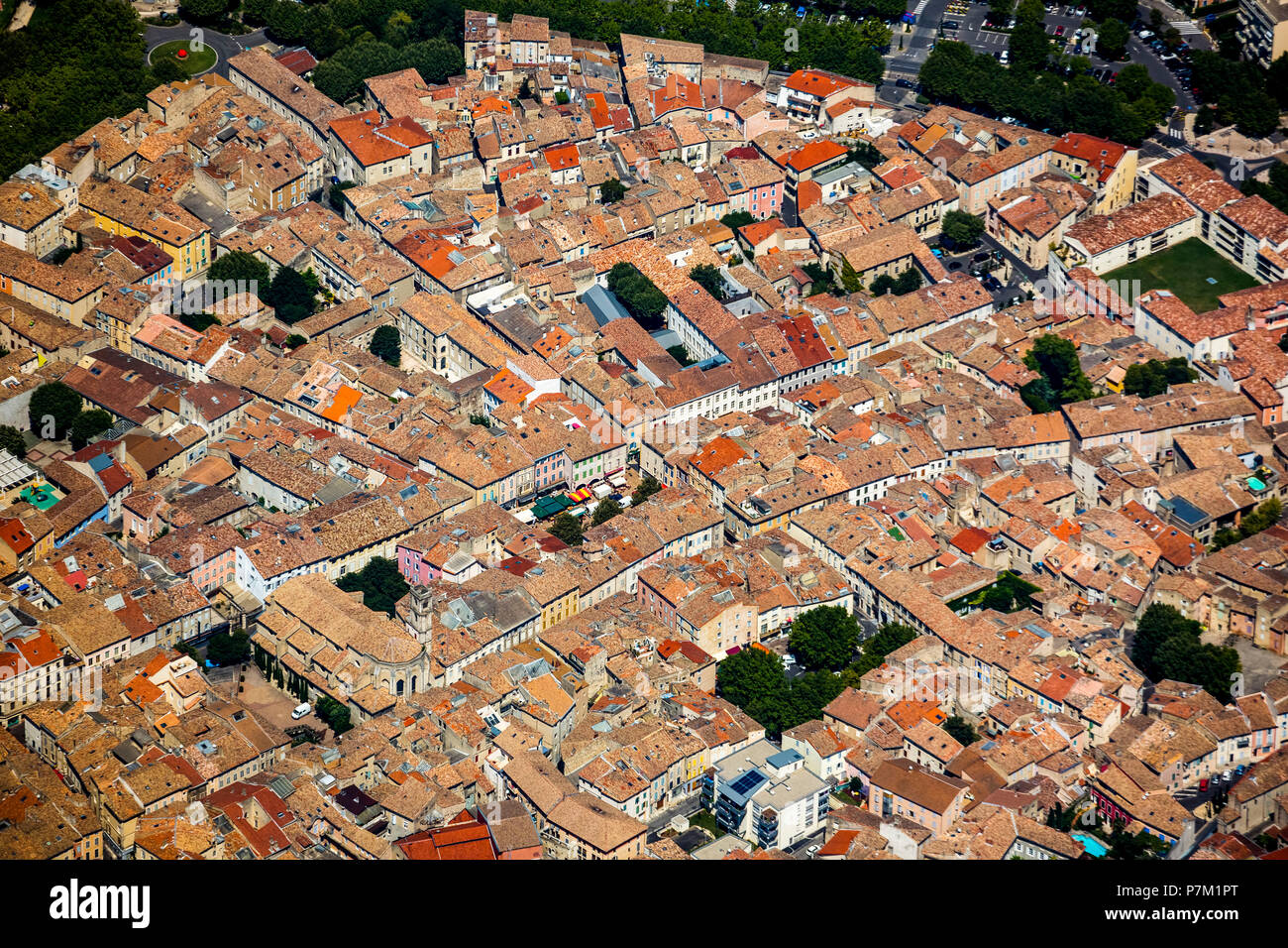 Vista de Montelimar en el Ródano, el centro histórico con la iglesia de la ciudad, Église de Centre Ville, Eglise Sainte Croix, Rhône, departamento de Drôme, Auvergne-Rhône-Alpes, Francia Foto de stock