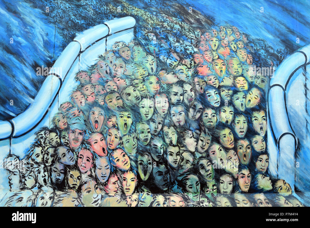 Alemania, Berlín, Friedrichshain-Kreuzberg, East Side Gallery, La Muralla, obra denominada Es geschah im November (lo que sucedió en noviembre) por Kani Alavi Foto de stock