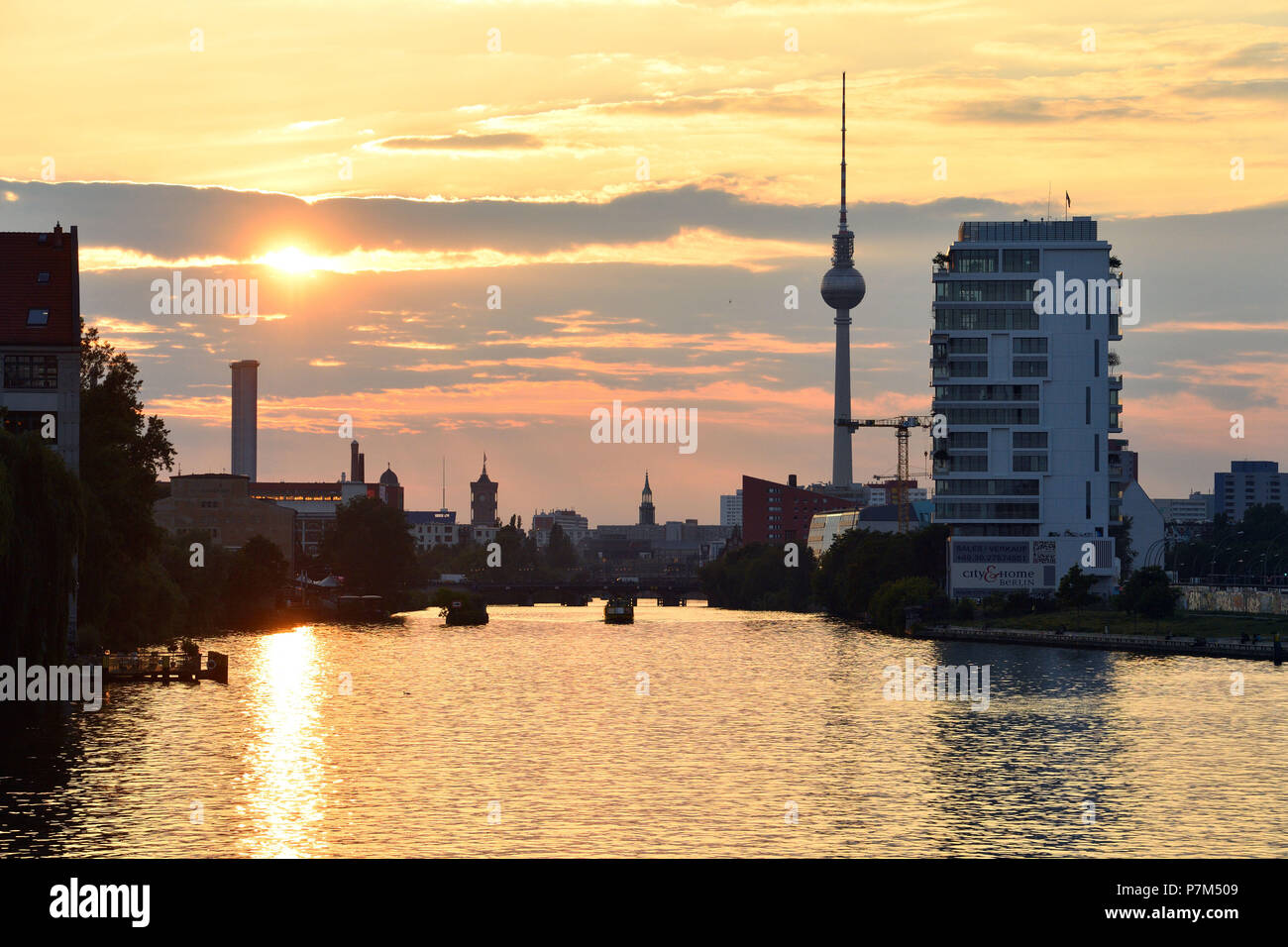 Alemania, Berlín, Friedrichshain-Kreuzberg, orillas del río Spree, la Torre de TV de Berlín en el fondo Foto de stock