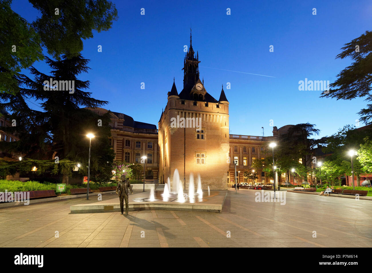 Francia, Toulouse, Haute-Garonne, Charles de Gaulle y la Torre de la plaza Capitole Foto de stock